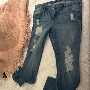 Hollister Mid-Risr Super Skinny. 19R. Waist 34 length and 28